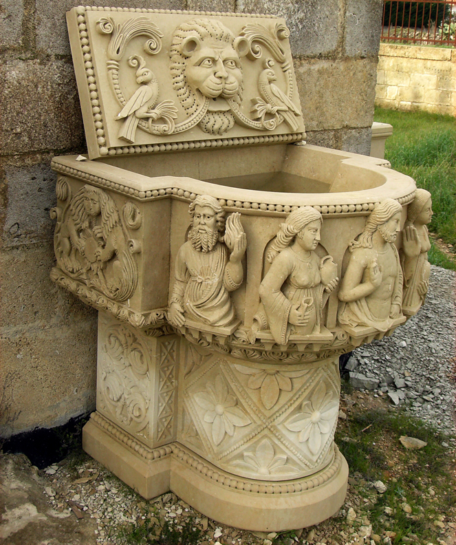 Statue e sculture sacre: fontana in stile romanico