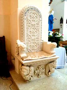Cattedra in pietra con sculture barocche